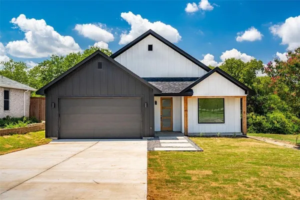 a front view of house with yard