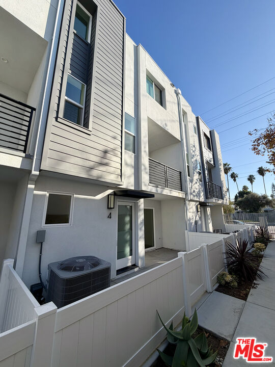 121 East 223rd Street, Unit 4 Carson, CA 90745 - Photo 5 of 14