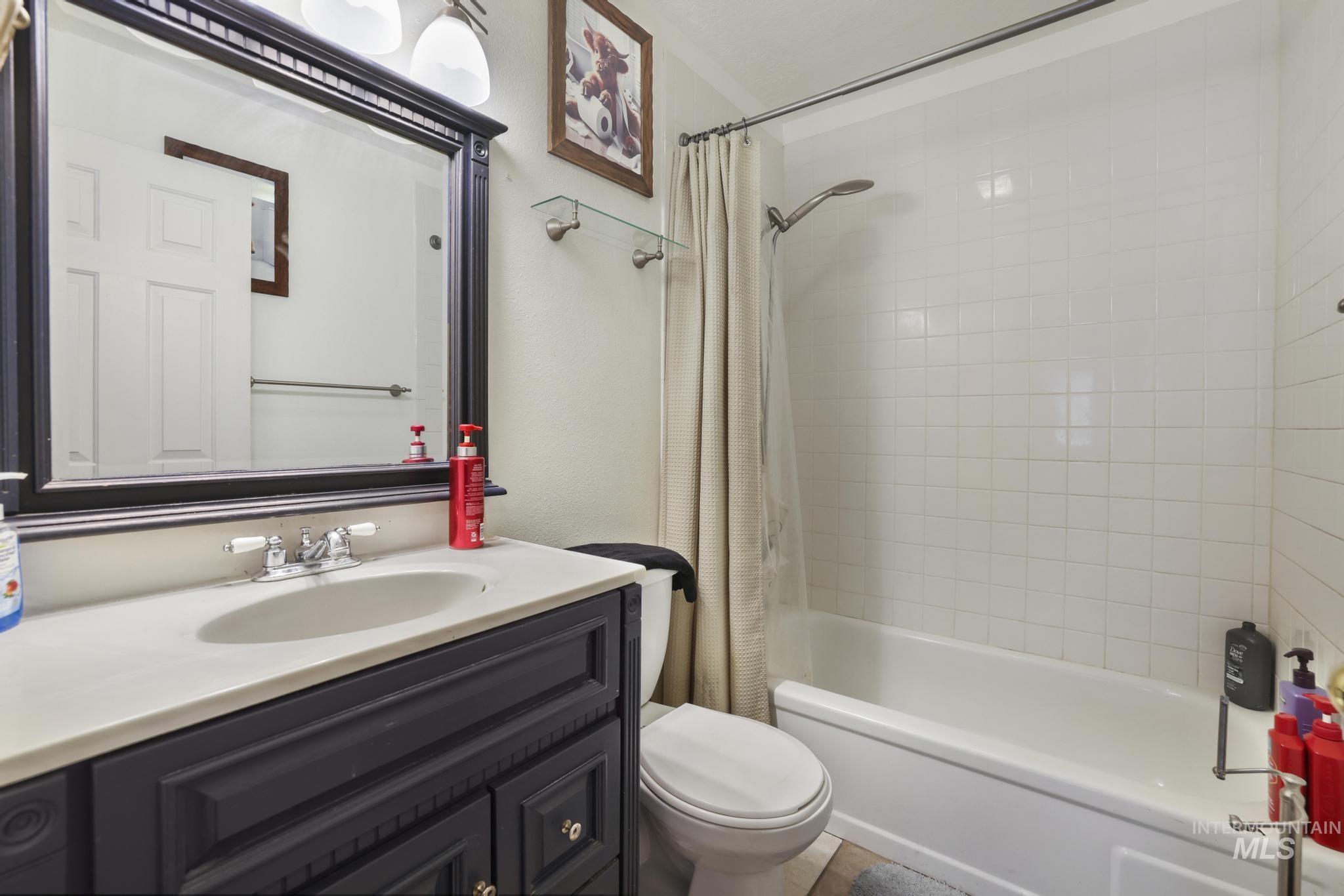 721 Beta Circle Twin Falls, ID 83301 - Photo 19 of 28 Bathroom featuring shower / bath combo and vanity