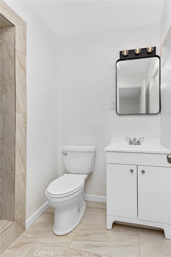 15944 Wintun Road Apple Valley, CA 92307 - Photo 24 of 53 Shared full bath