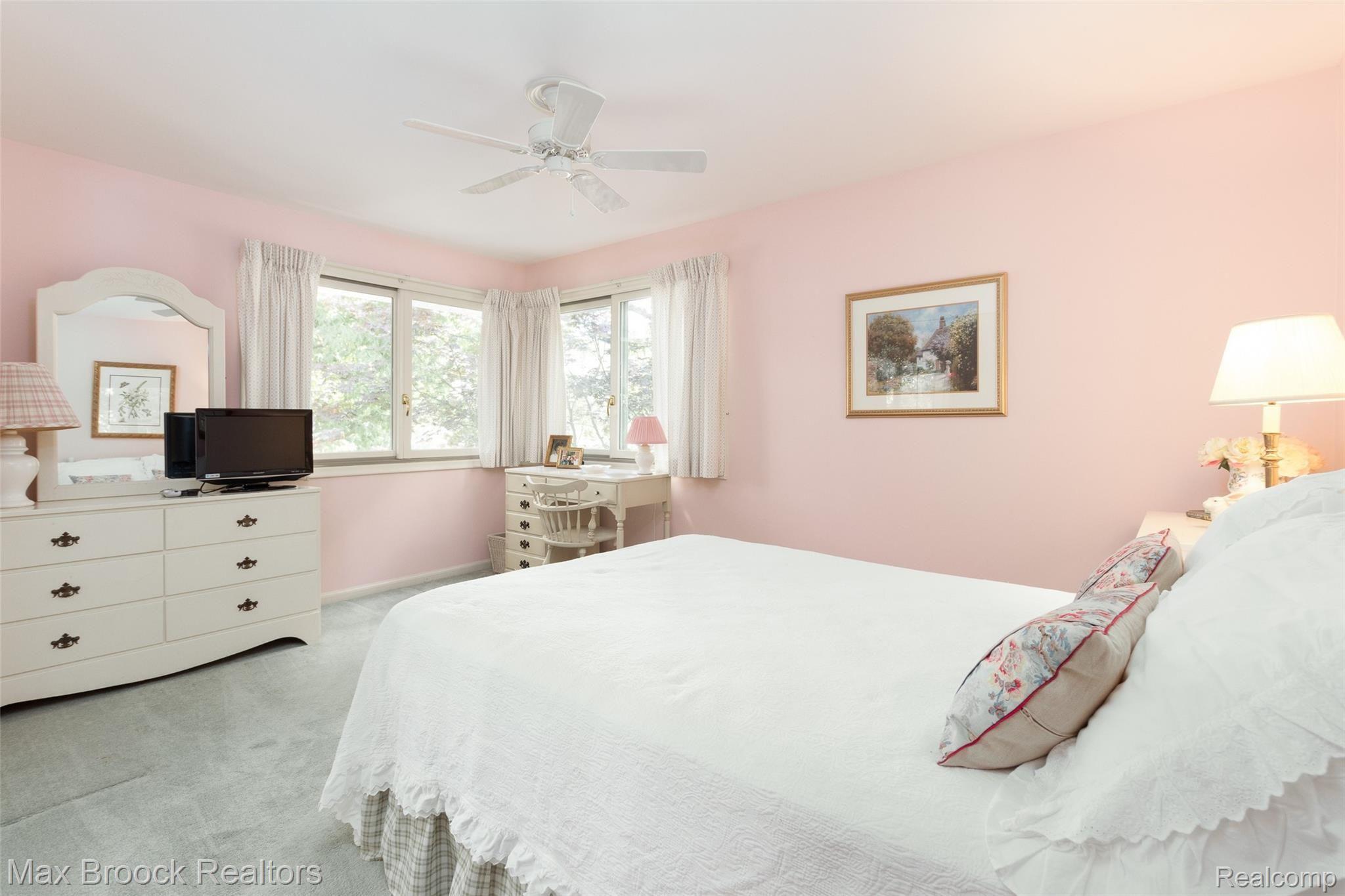 979 Top View Road Bloomfield Hills, MI 48304 - Photo 17 of 26 Third bedroom with ceiling fan