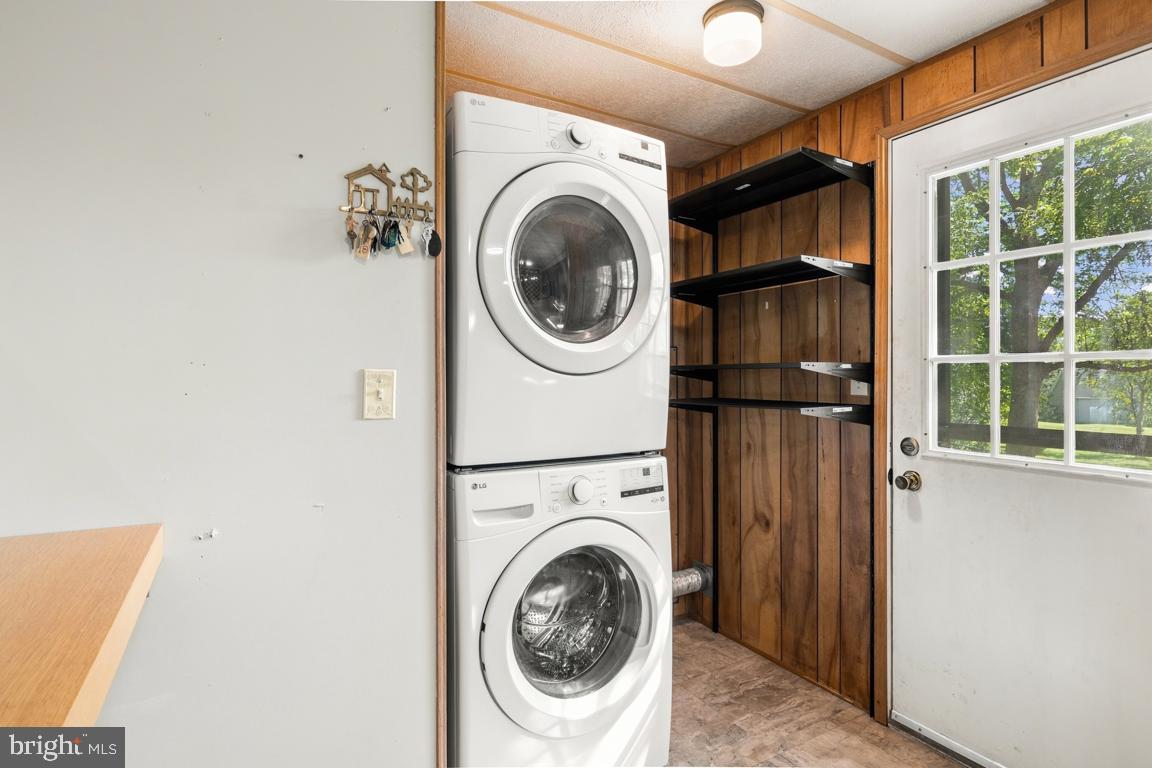 1026 Magazine Road Green Lane, PA 18054 - Photo 16 of 36 Laundry room / mud room