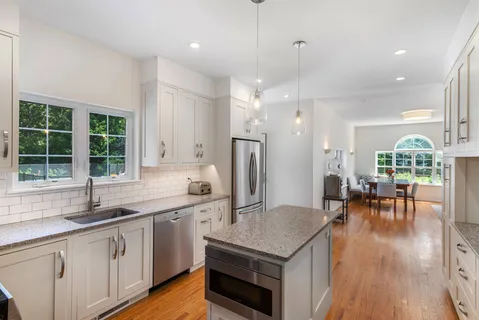 $2,850,000 | 97 Spring Close Highway, East Hampton, NY 11937