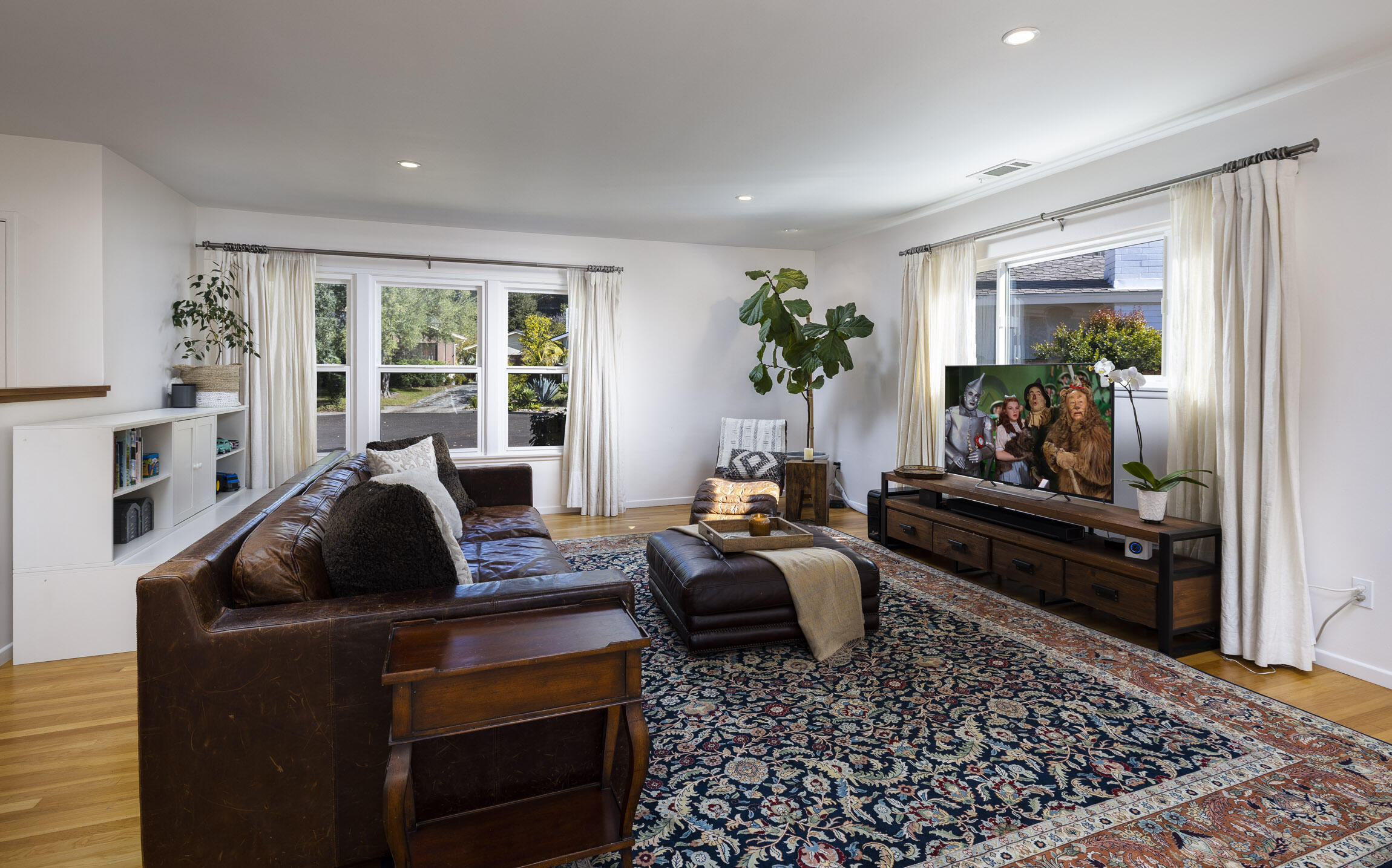 959 Barcelona Drive Santa Barbara, CA 93105 - Photo 13 of 24 a living room with furniture and a couch