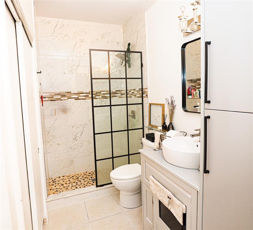 5310 Keller Springs Road, Unit 711 Dallas, TX 75248 - Photo 15 of 20 a bathroom with a sink toilet and shower
