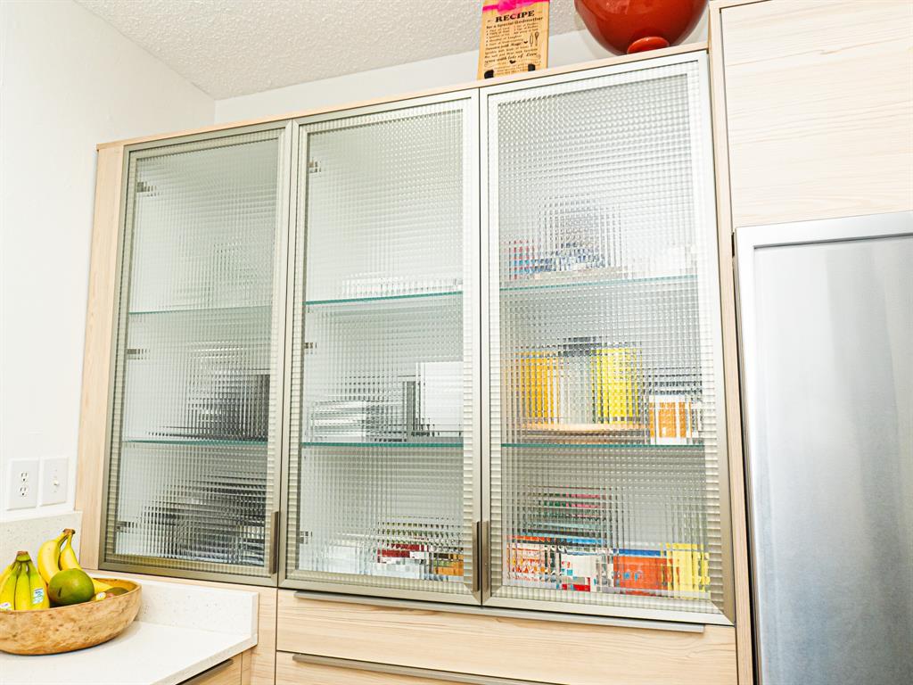 5310 Keller Springs Road, Unit 711 Dallas, TX 75248 - Photo 9 of 20 a window with white cabinets