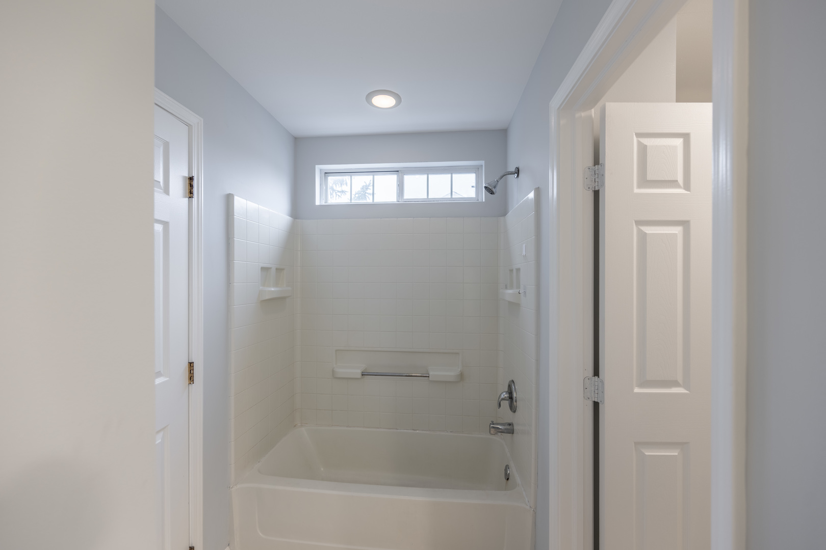 2430 Courtyard Circle, Unit 6 Aurora, IL 60506 - Photo 16 of 28 a bathroom with a bathtub and shower