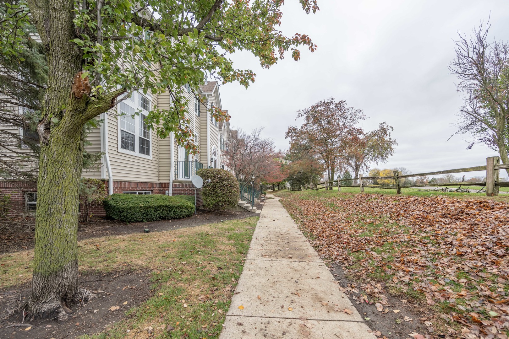 2430 Courtyard Circle, Unit 6 Aurora, IL 60506 - Photo 25 of 28 a pathway of a house with wooden fence