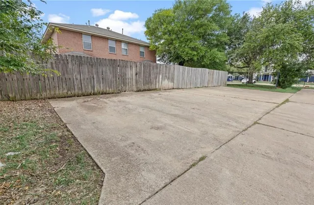 a view of a backyard