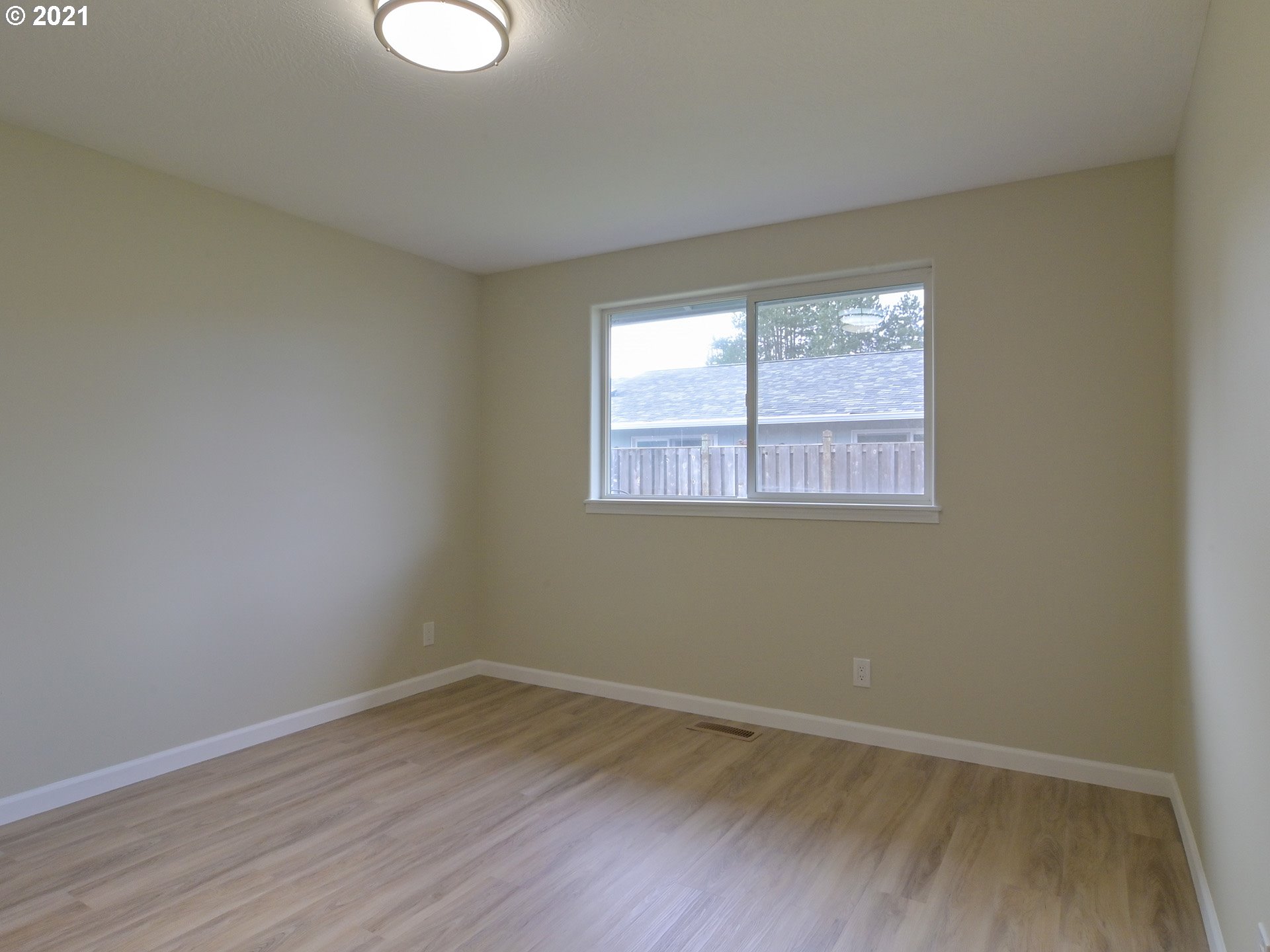 986 West L Street Springfield, OR 97477 - Photo 22 of 28
