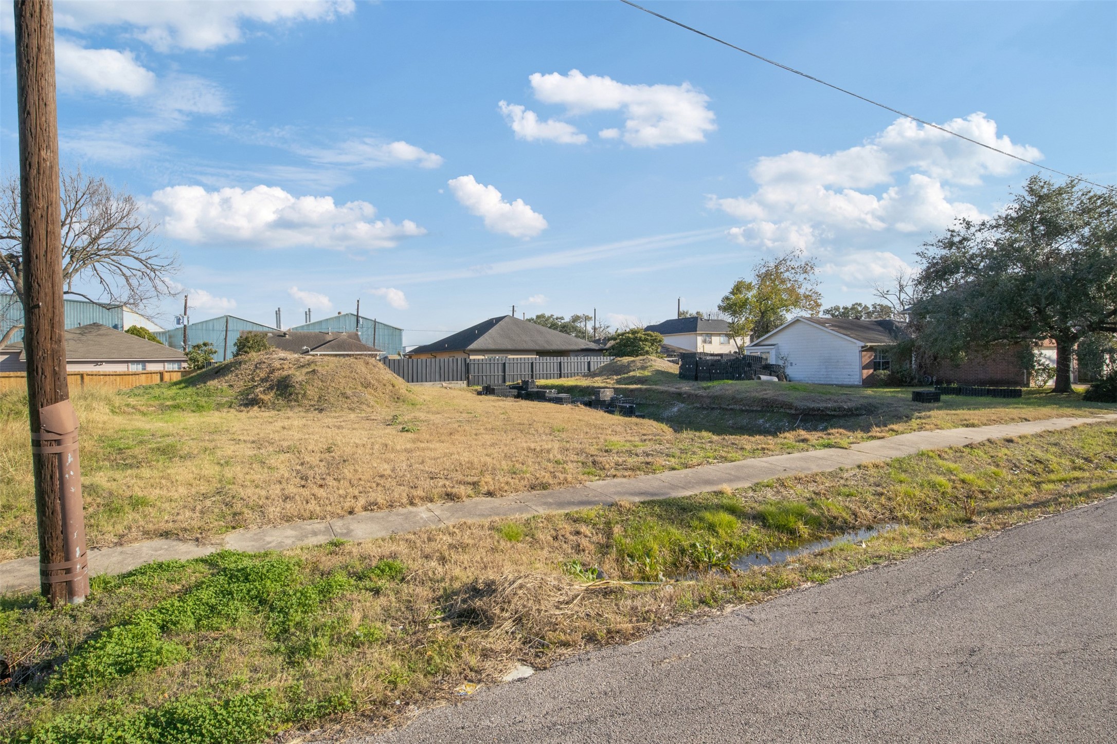 6019 England Street Houston, TX 77021 - Photo 7 of 21 a view of a backyard of the house