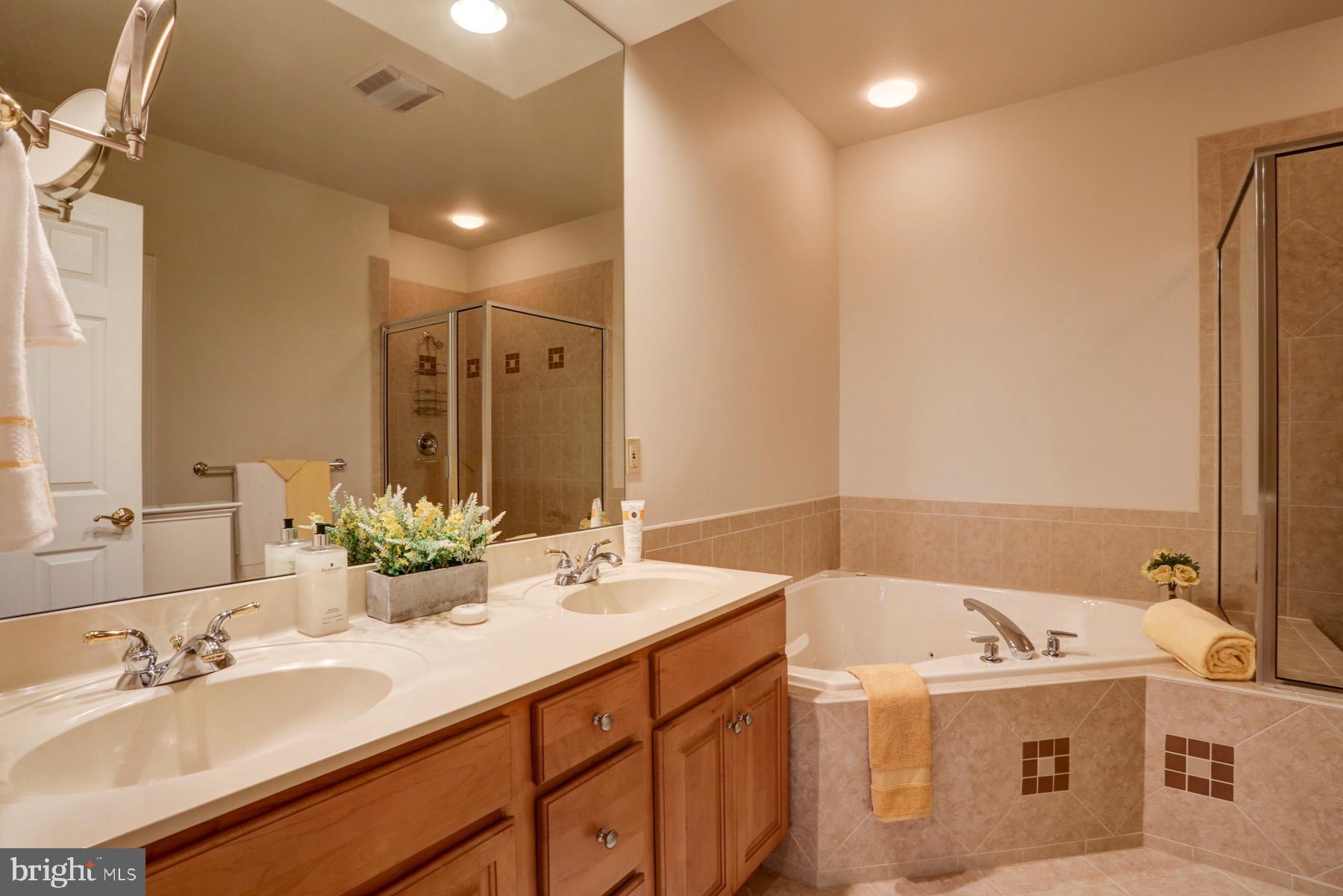 640 Northfield Road Lititz, PA 17543 - Photo 18 of 37 Owner's bath