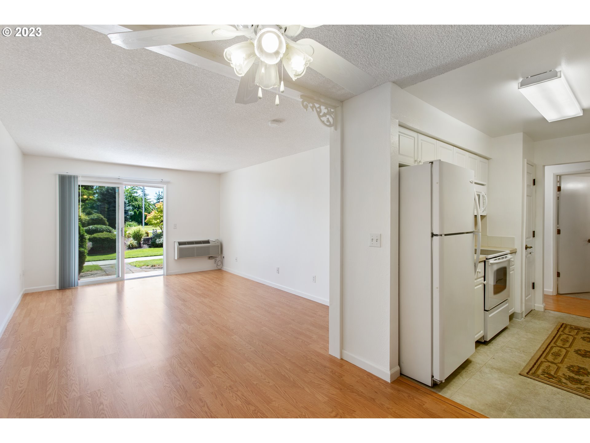 950 Evergreen Road, Unit 115 Woodburn, OR 97071 - Photo 3 of 22 a view interior of the house with wooden floor