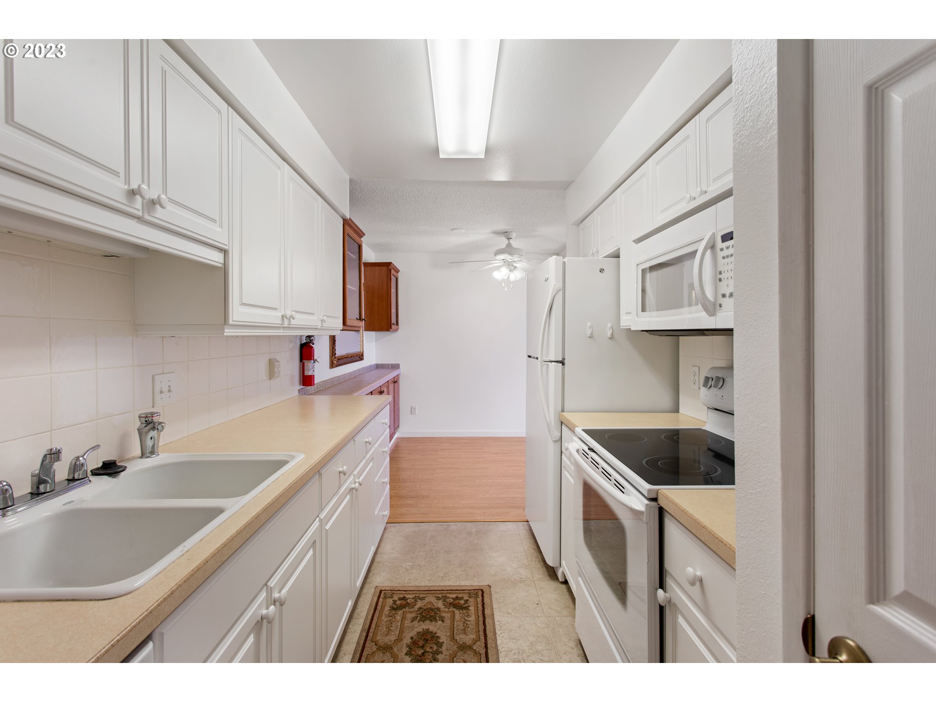 950 Evergreen Road, Unit 115 Woodburn, OR 97071 - Photo 10 of 22 a kitchen with granite countertop a sink stove and cabinets
