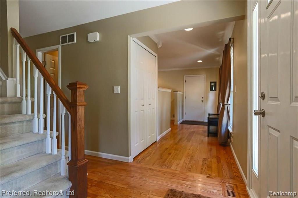29943 High Valley Road Farmington Hills, MI 48331 - Photo 3 of 27