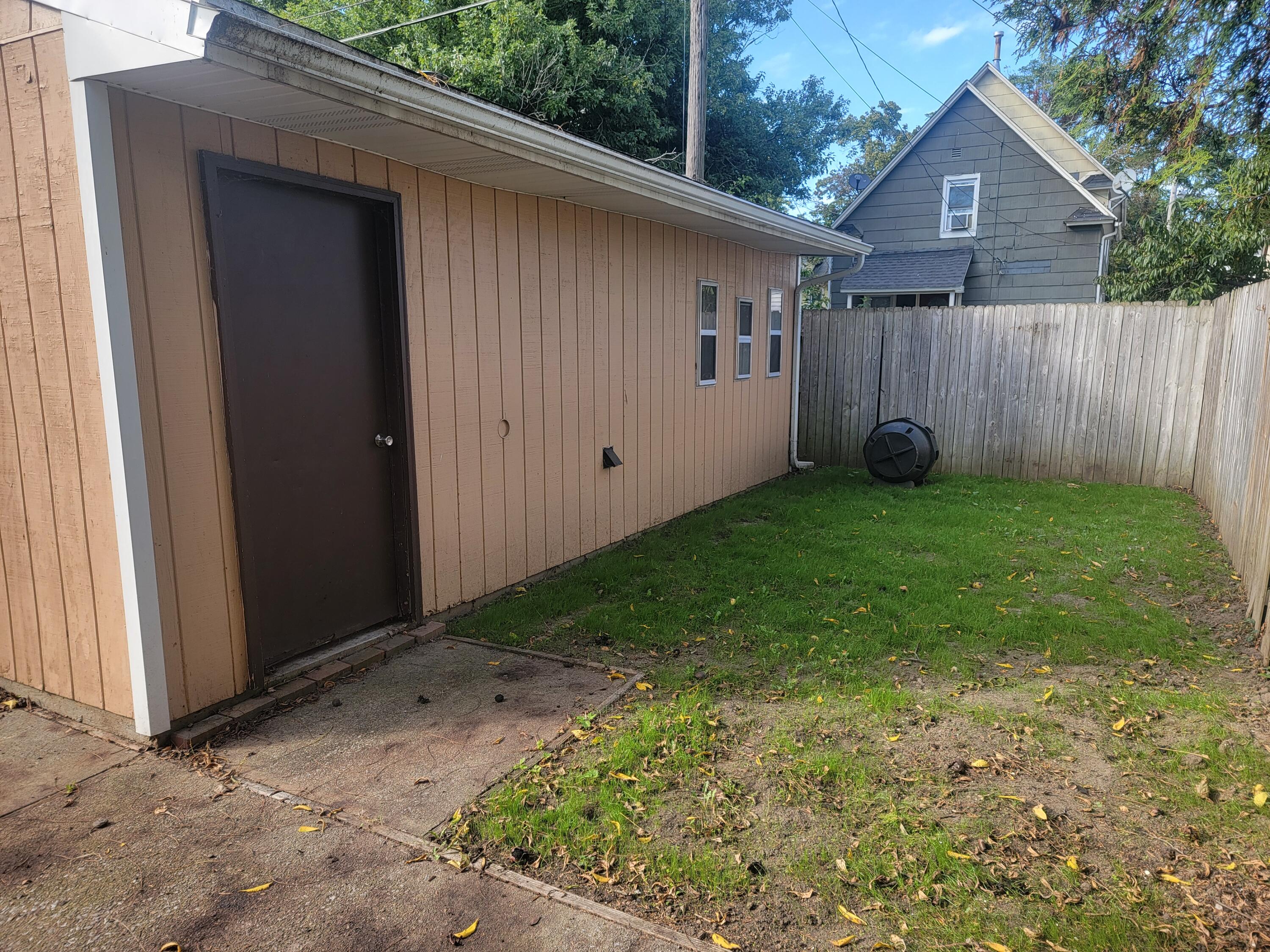 1011 Reed Street Kalamazoo, MI 49001 - Photo 5 of 36 Garage & backyard