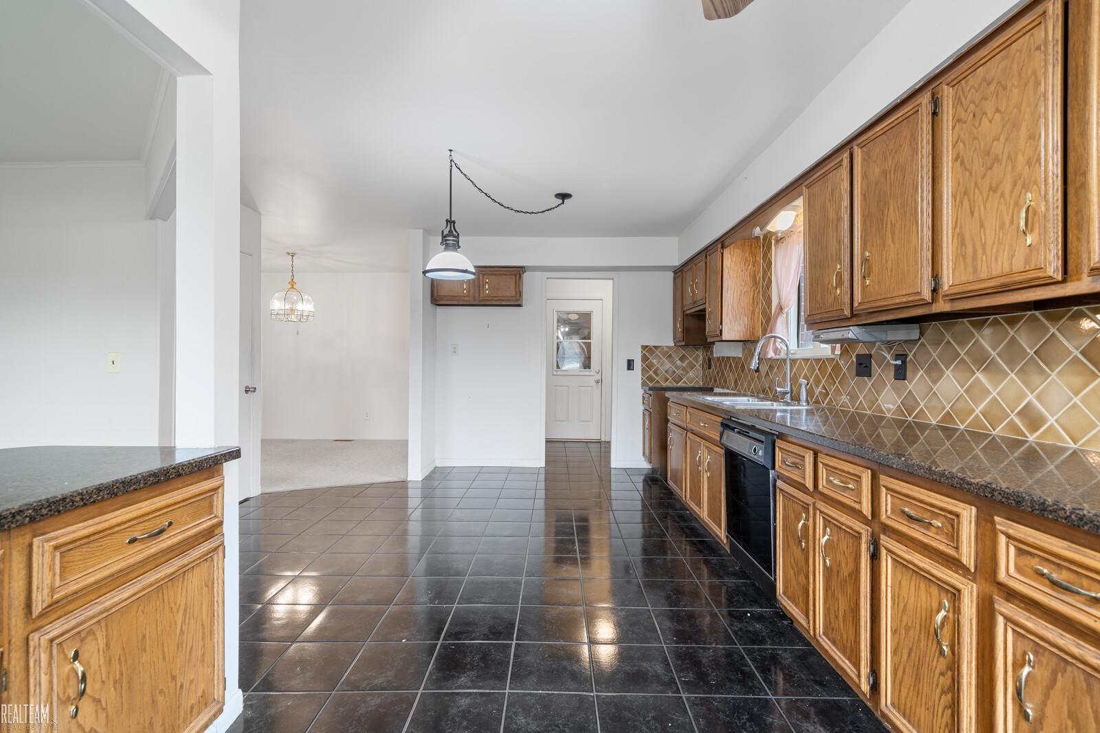 47447 Royal Road Macomb, MI 48044 - Photo 17 of 37