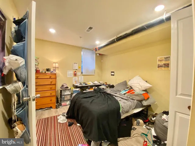 a bed room with a bed and a closet