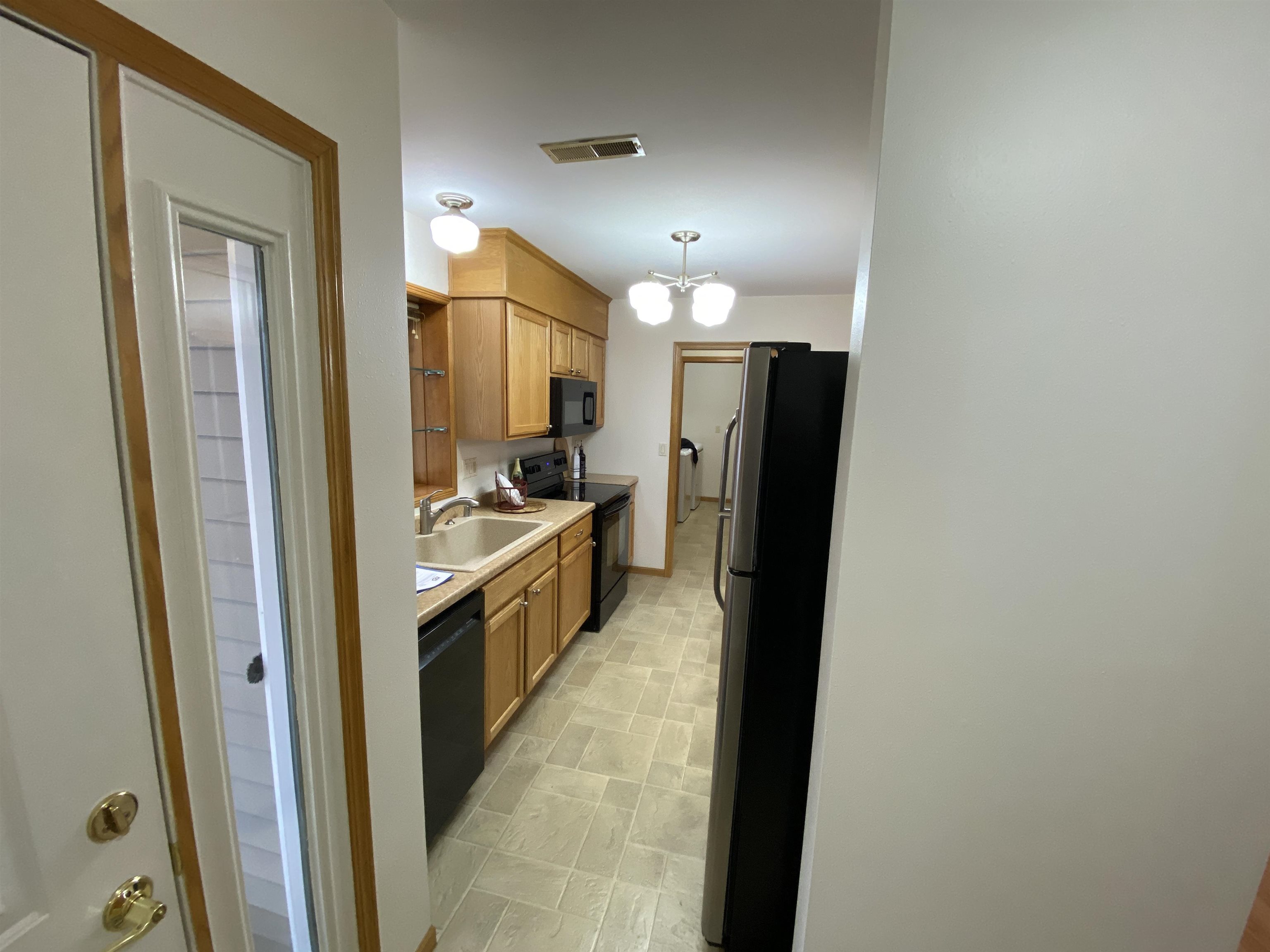 616 Reena Avenue Fort Atkinson, WI 53538 - Photo 8 of 40