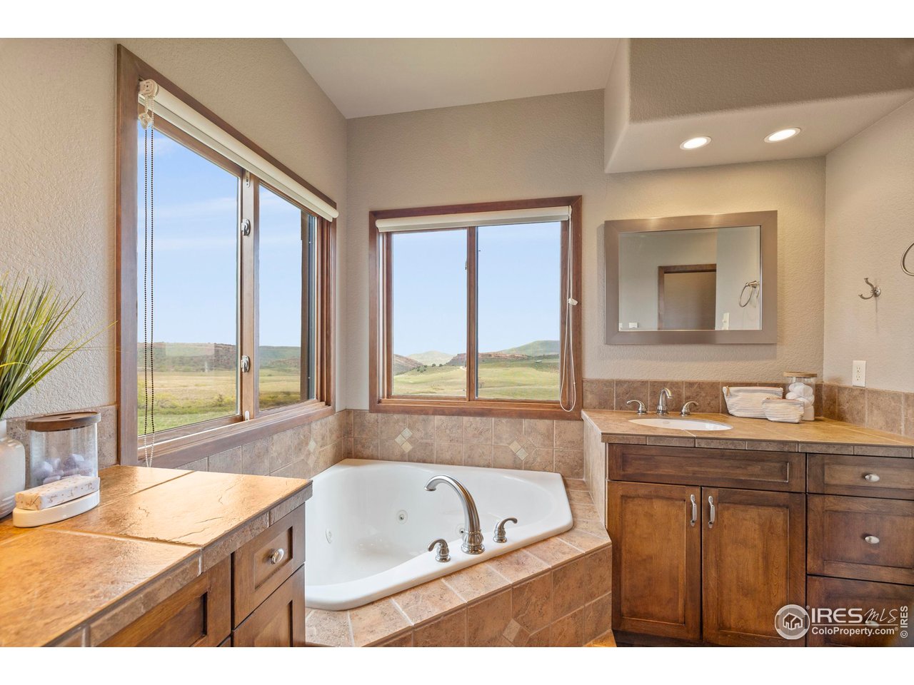183 Red Bear Road Laporte, CO 80535 - Photo 12 of 32 a bathroom with a tub a sink and a large mirror