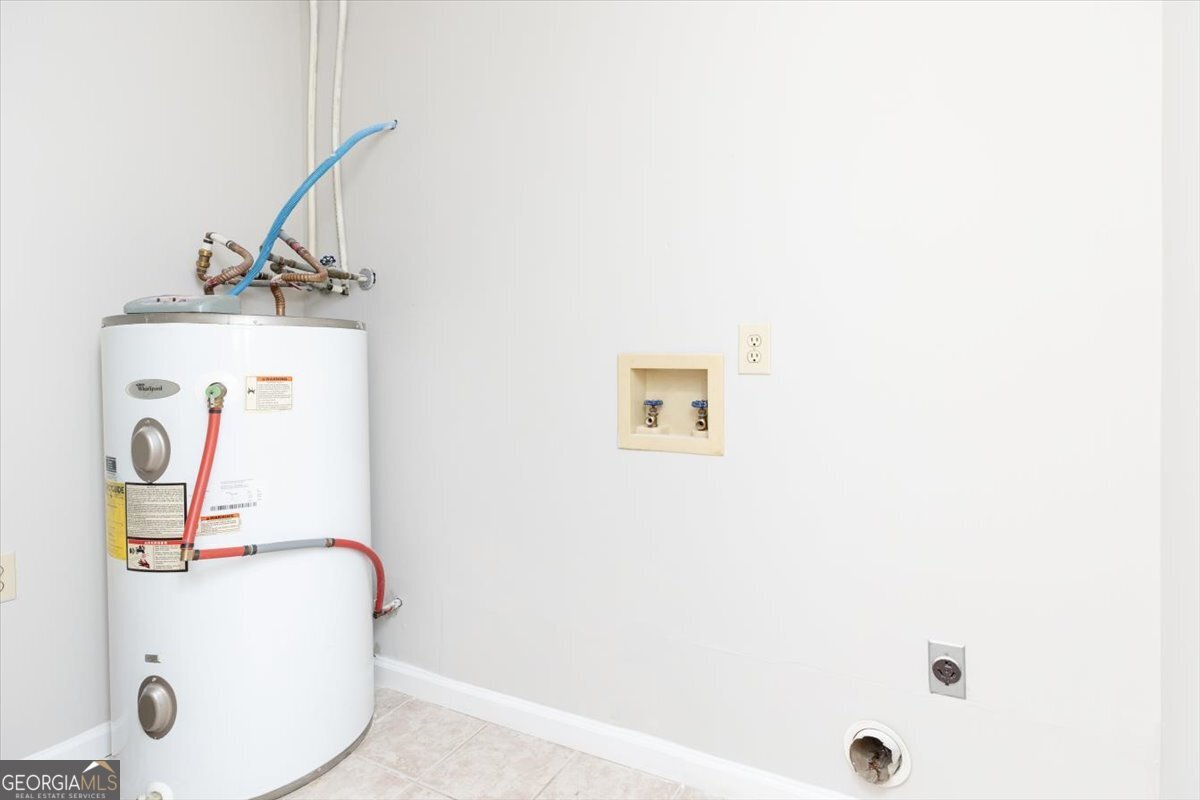 1027 Kathryn Ryals Road Warner Robins, GA 31088 - Photo 24 of 54 a bathroom with a sink and a mirror