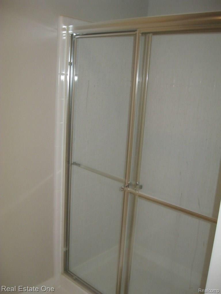4245 Derry Court Rochester, MI 48306 - Photo 20 of 39 First Floor Suite Bath