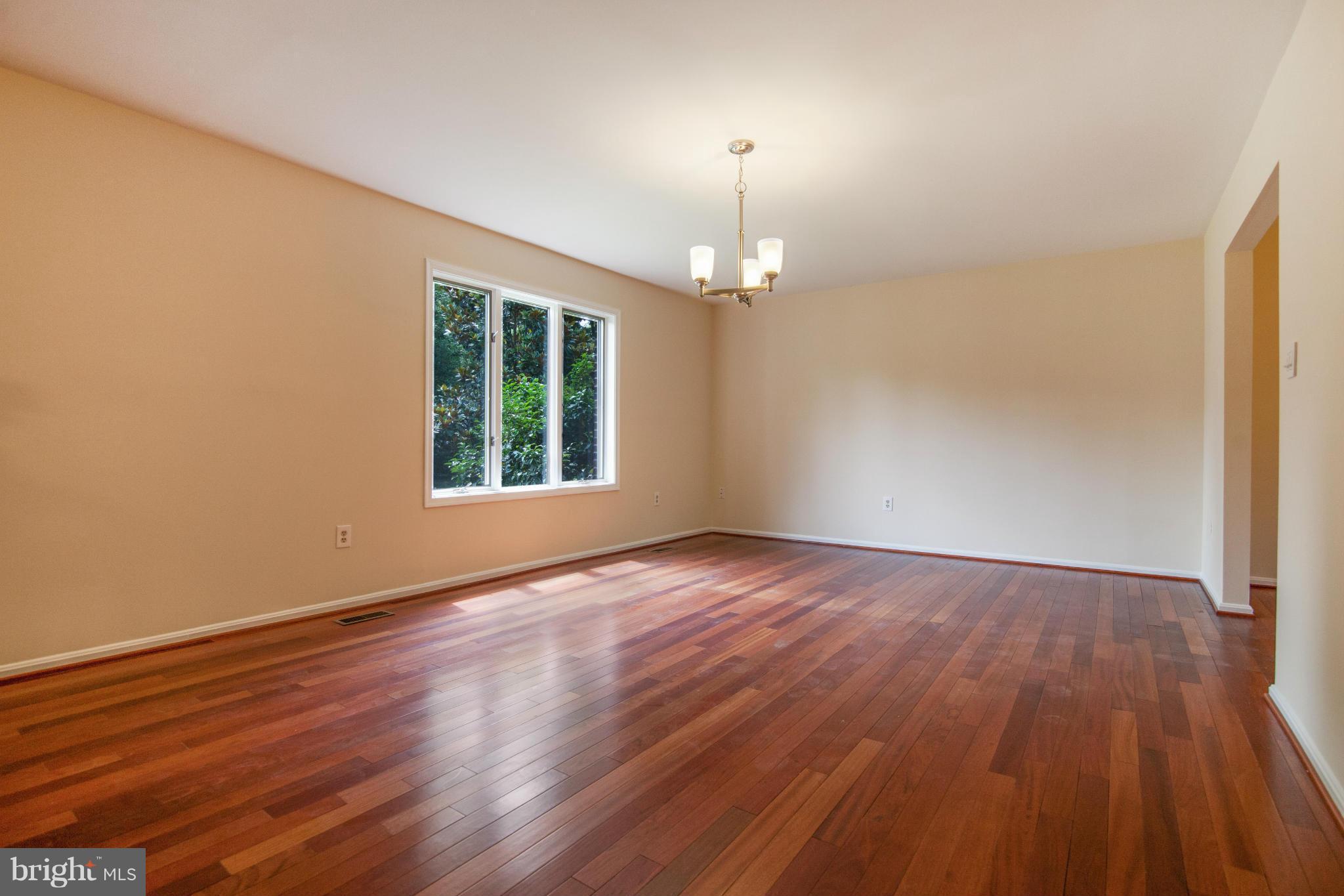 9002 Stonewall Road Manassas, VA 20110 - Photo 6 of 30 Living Room