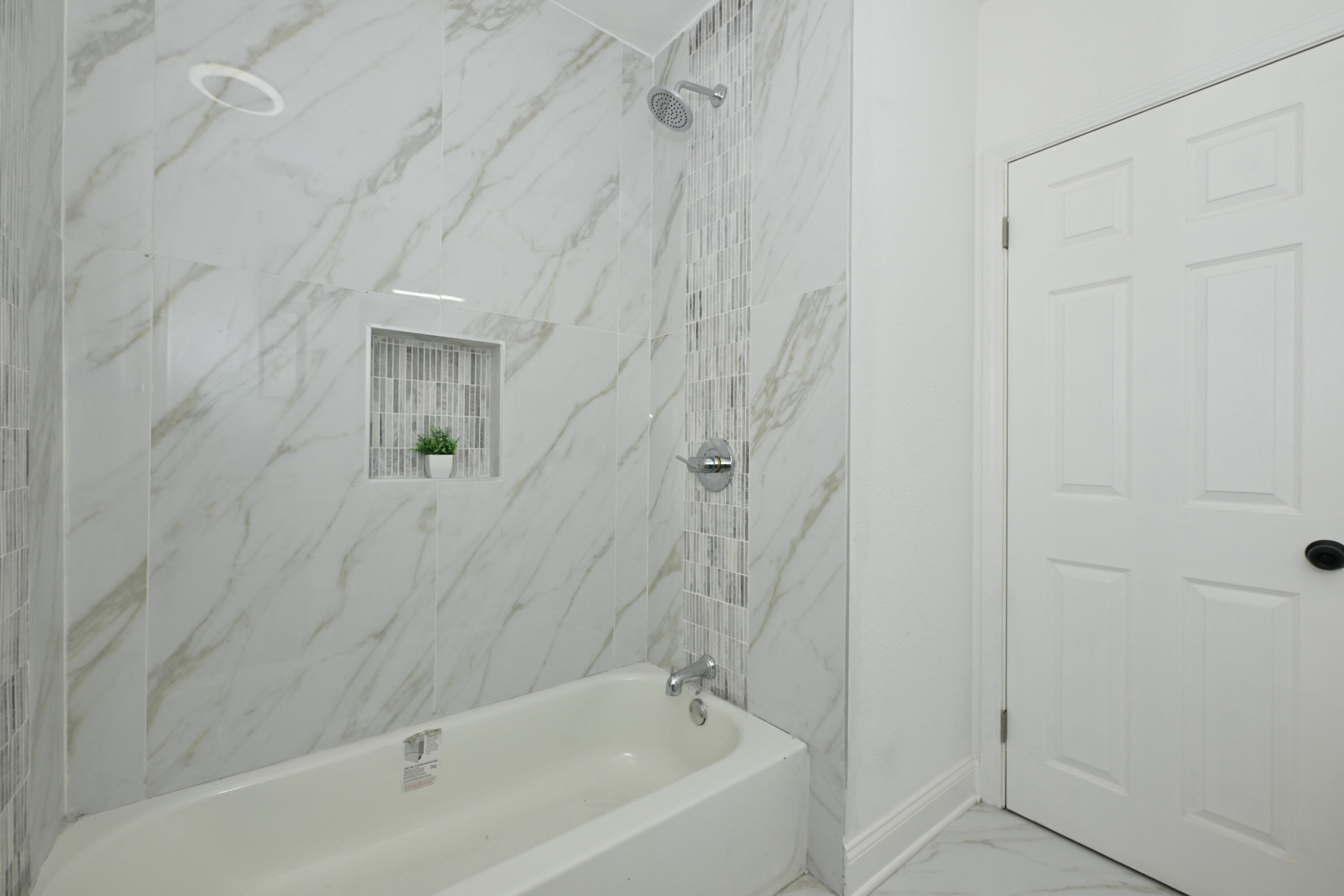 4208 North 19th Pl. Milwaukee, WI 53209 - Photo 14 of 35 Main Floor Bathroom