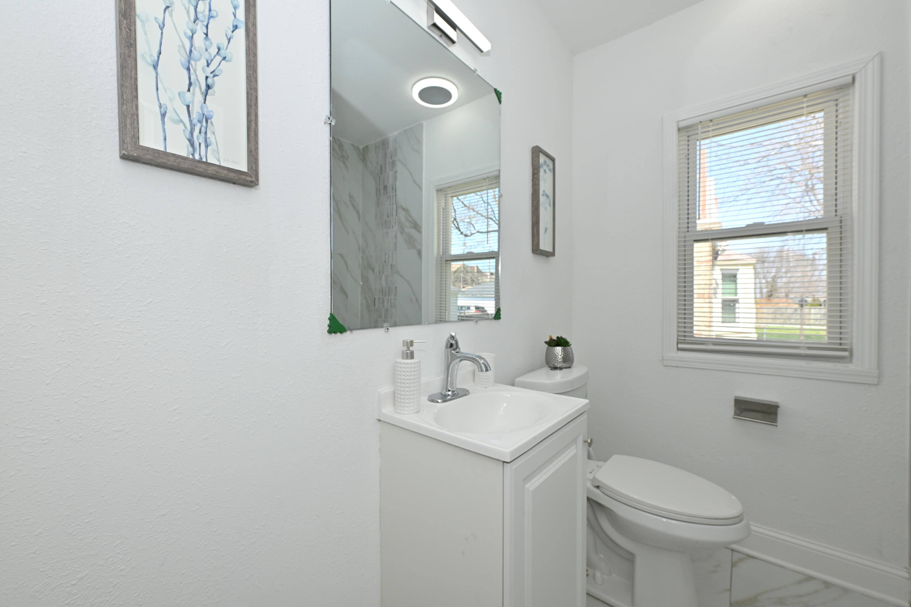 4208 North 19th Pl. Milwaukee, WI 53209 - Photo 15 of 35 Main Floor Bathroom