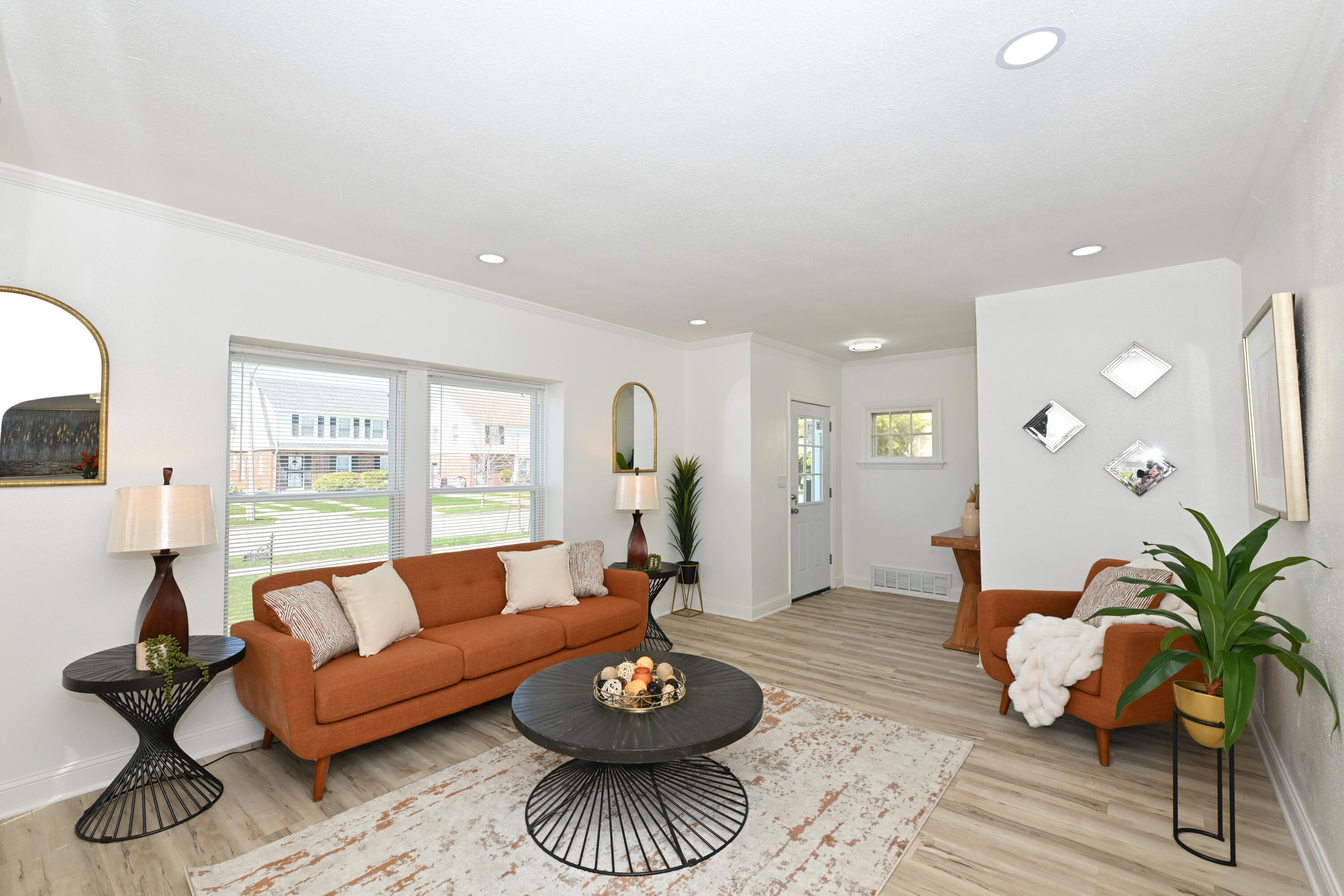 4208 North 19th Pl. Milwaukee, WI 53209 - Photo 2 of 35 Living Room