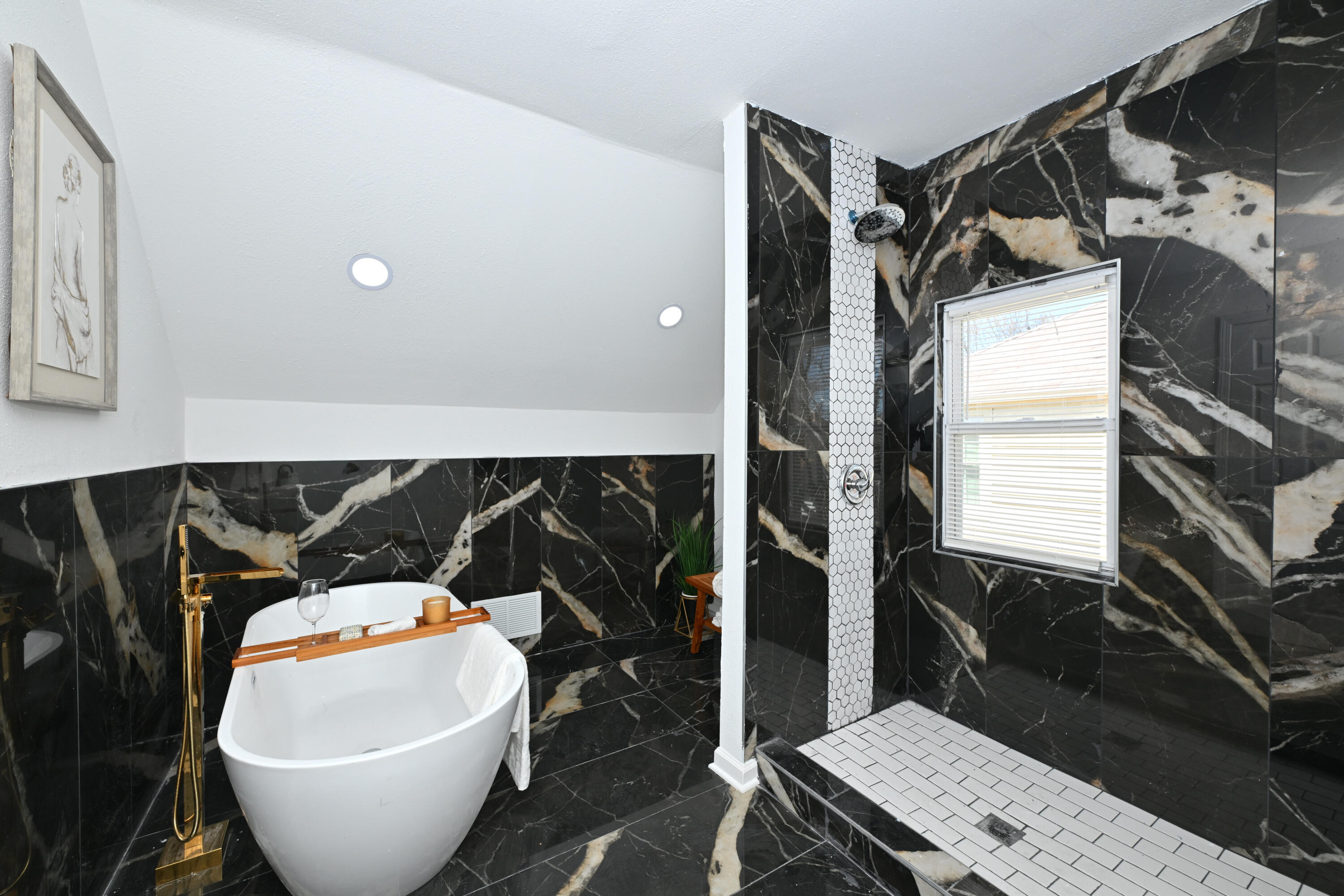 4208 North 19th Pl. Milwaukee, WI 53209 - Photo 24 of 35 Upper Bathroom