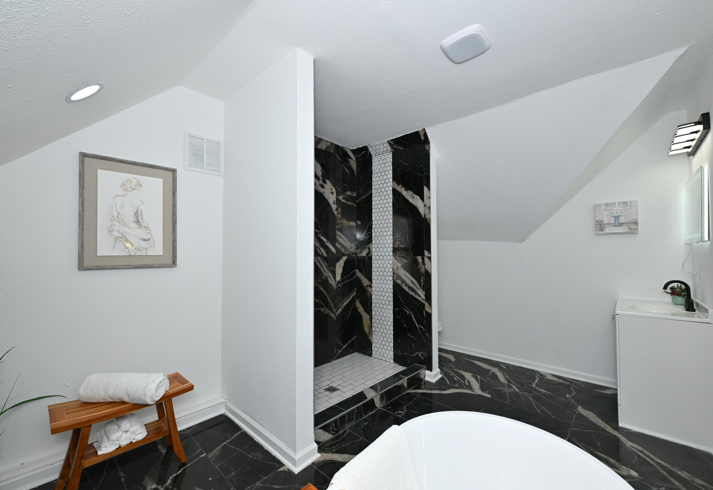 4208 North 19th Pl. Milwaukee, WI 53209 - Photo 25 of 35 Upper Bathroom