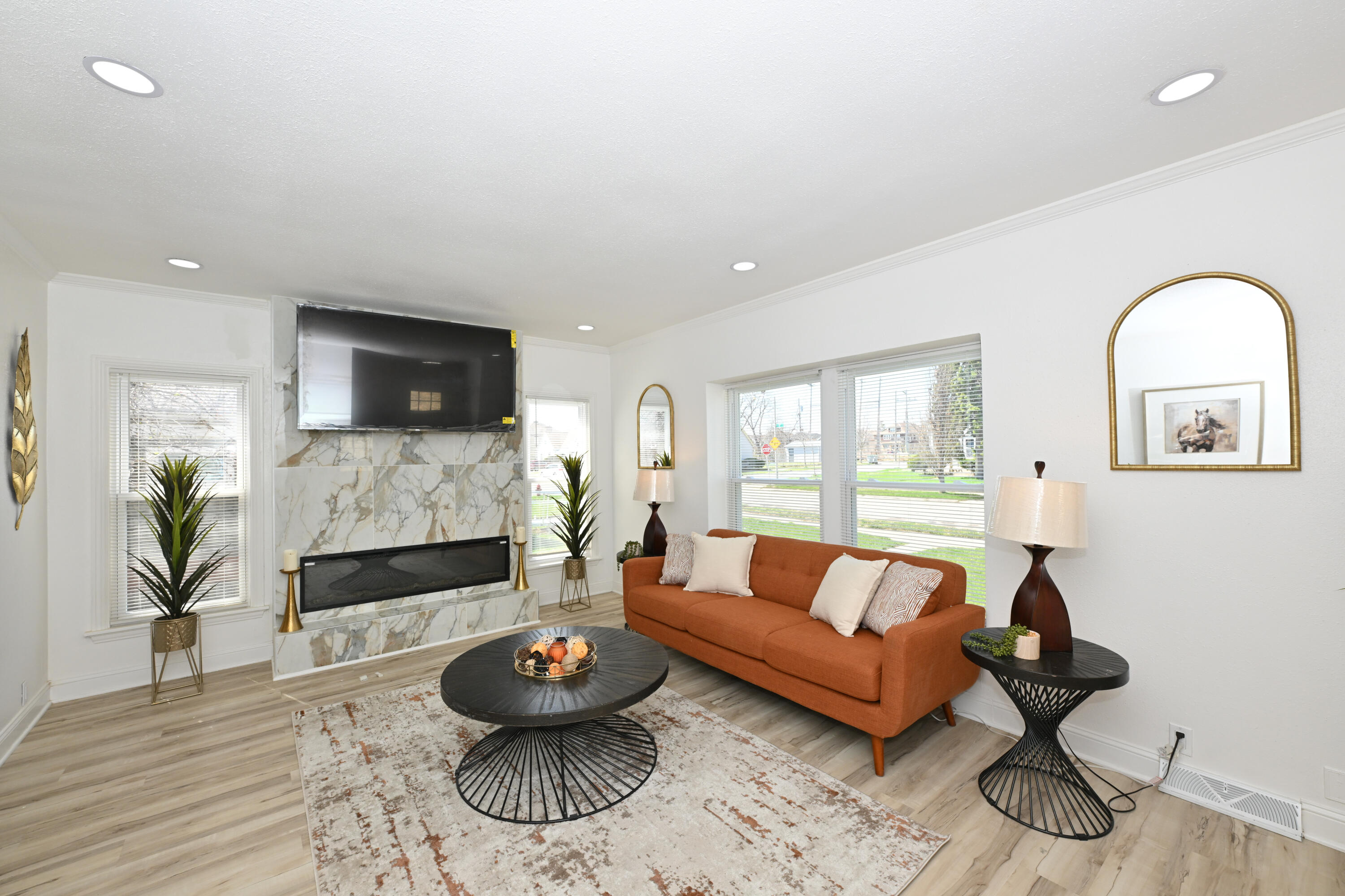 4208 North 19th Pl. Milwaukee, WI 53209 - Photo 3 of 35 Living Room