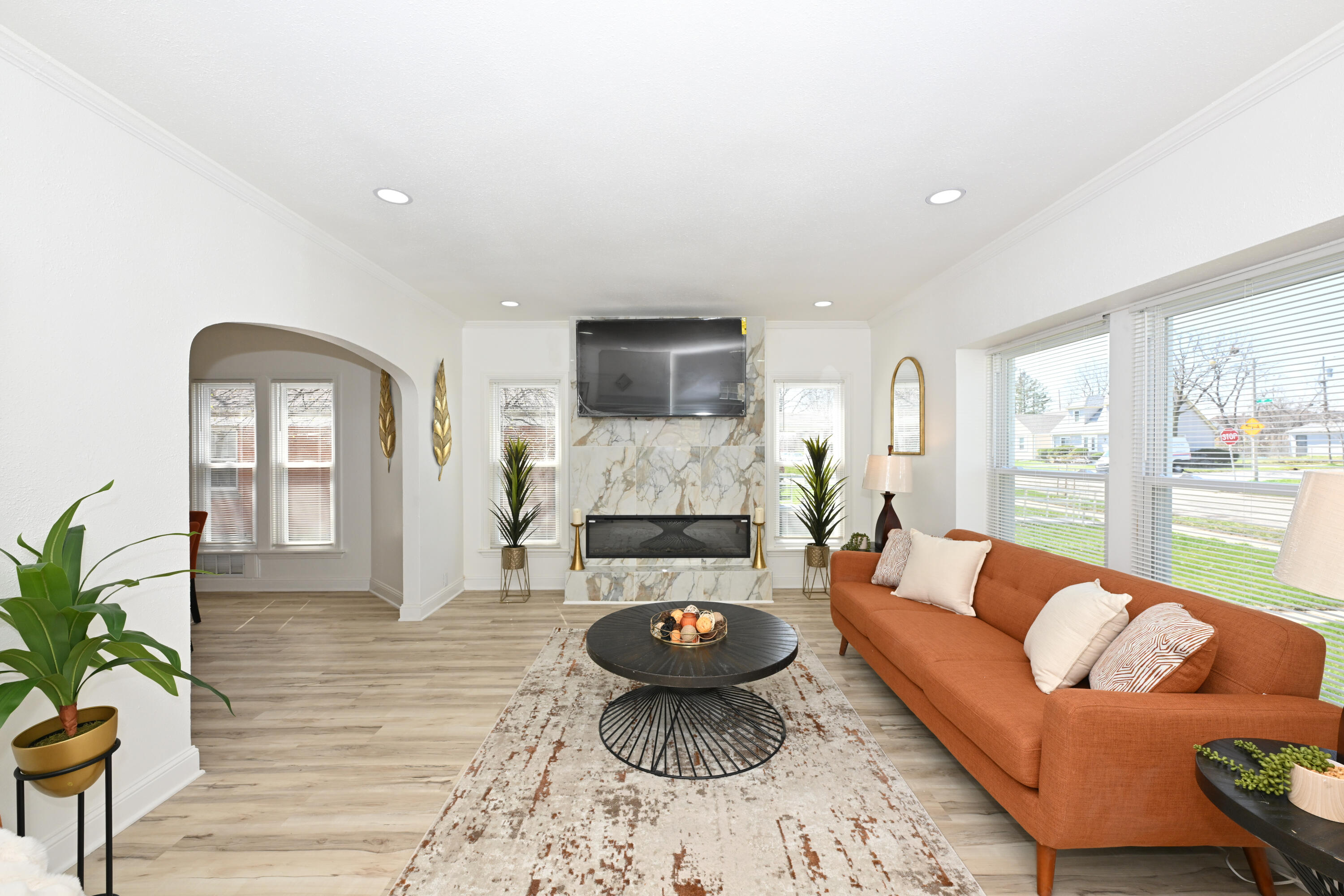 4208 North 19th Pl. Milwaukee, WI 53209 - Photo 4 of 35 Living Room