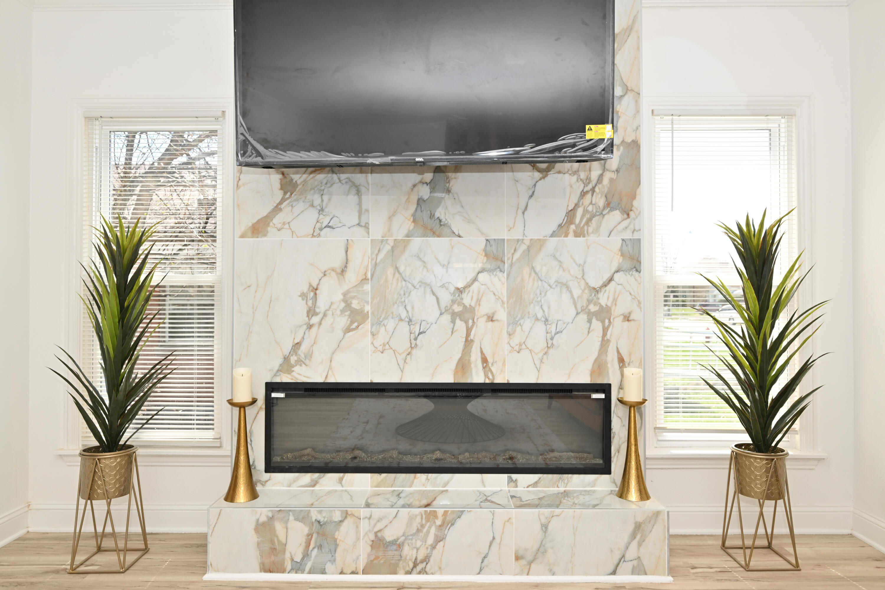 4208 North 19th Pl. Milwaukee, WI 53209 - Photo 5 of 35 Fireplace