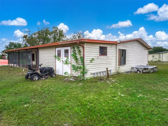 a view of a house with backyard