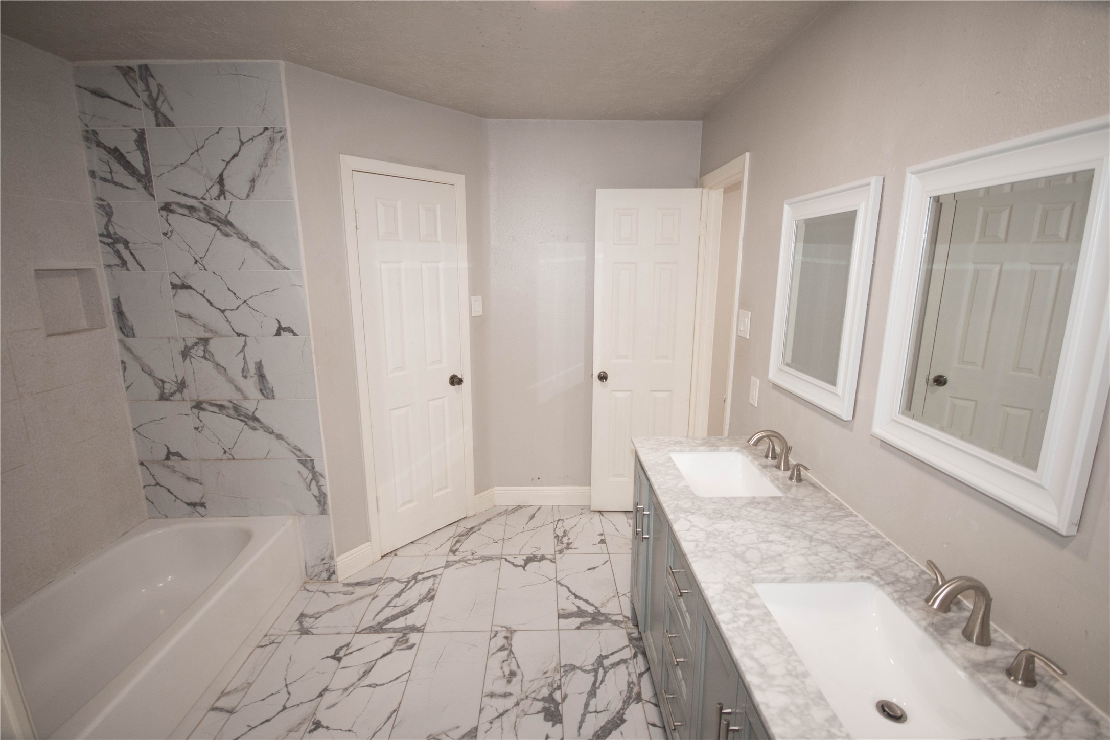 3013 Titleist Drive Spring, TX 77373 - Photo 12 of 24 Primary bath with double sinks