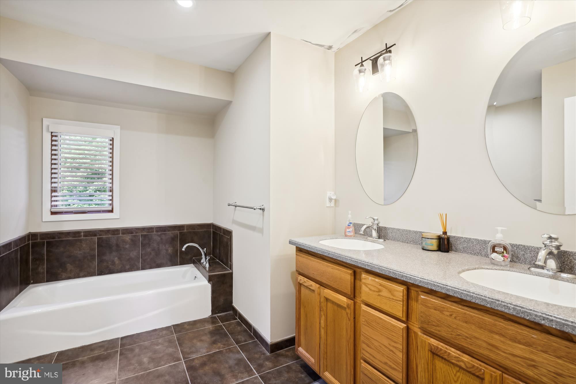 10408 Hunter Ridge Drive Oakton, VA 22124 - Photo 23 of 30 a bathroom with a tub sink and mirror