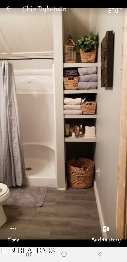 8732 Majors Road Knoxville, TN 37938 - Photo 33 of 34 Full Bathroom with built in shelves