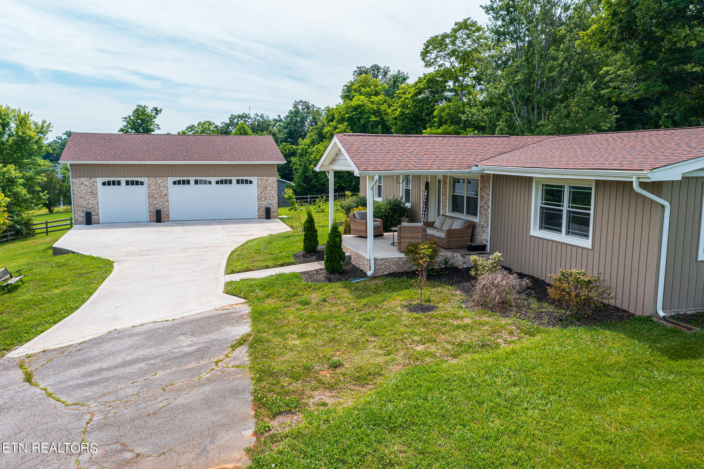 8732 Majors Road Knoxville, TN 37938 - Photo 5 of 34 Home & Garage