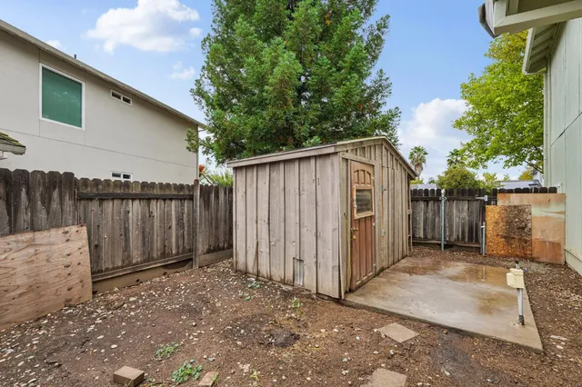 a view of a backyard