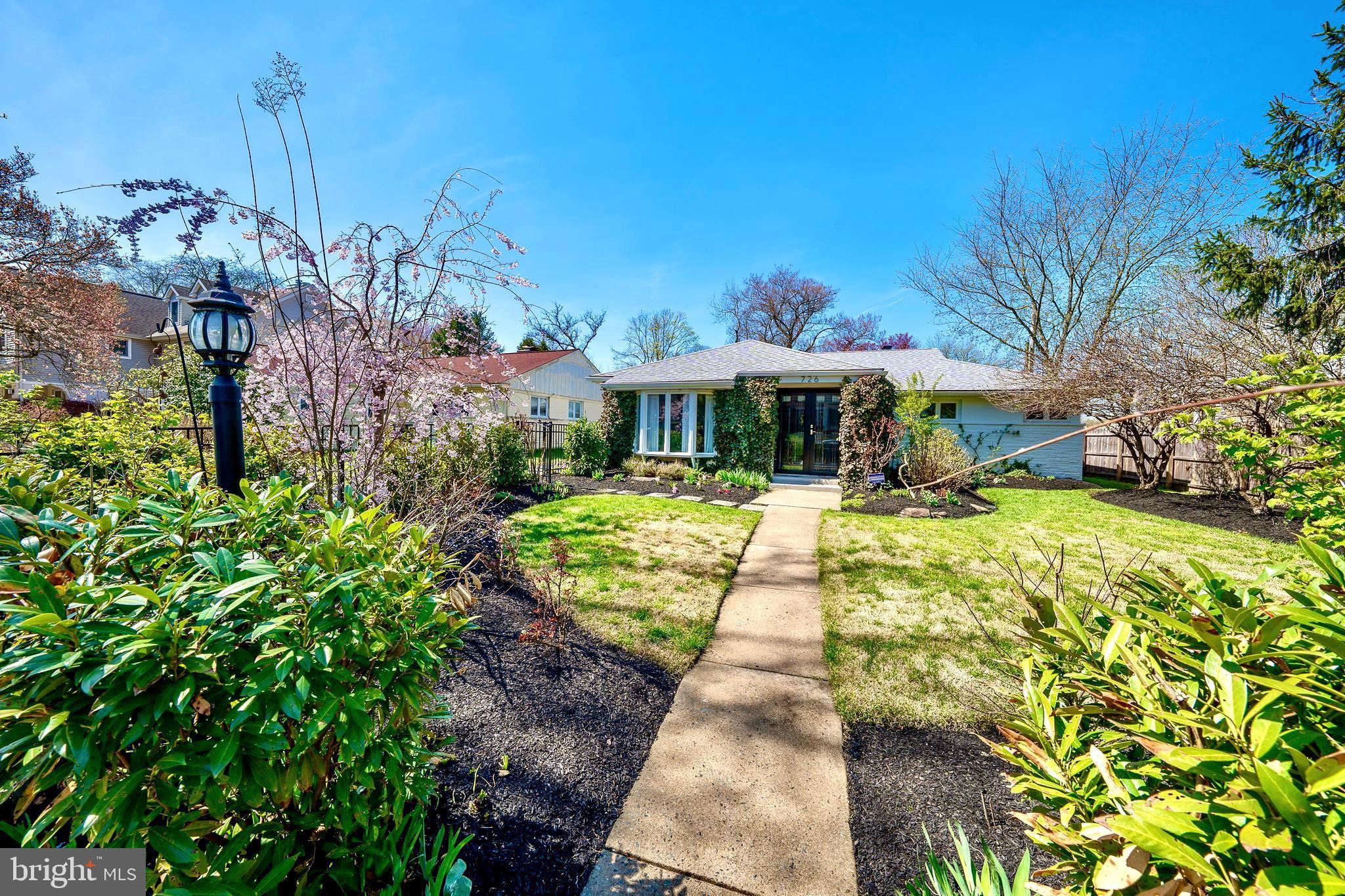 726 Yale Road Bala Cynwyd, PA 19004 - Photo 2 of 55 Gated front yard