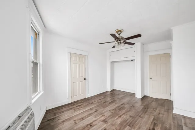 a view of a livingroom with a ceiling fan