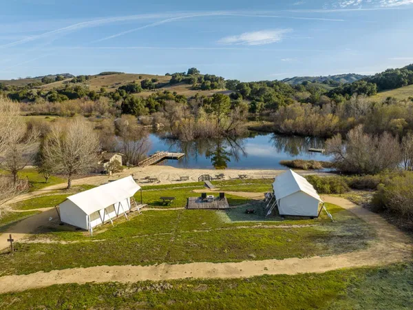a view of a backyard with white house