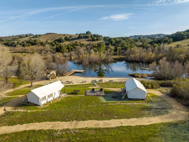 a view of a backyard with white house