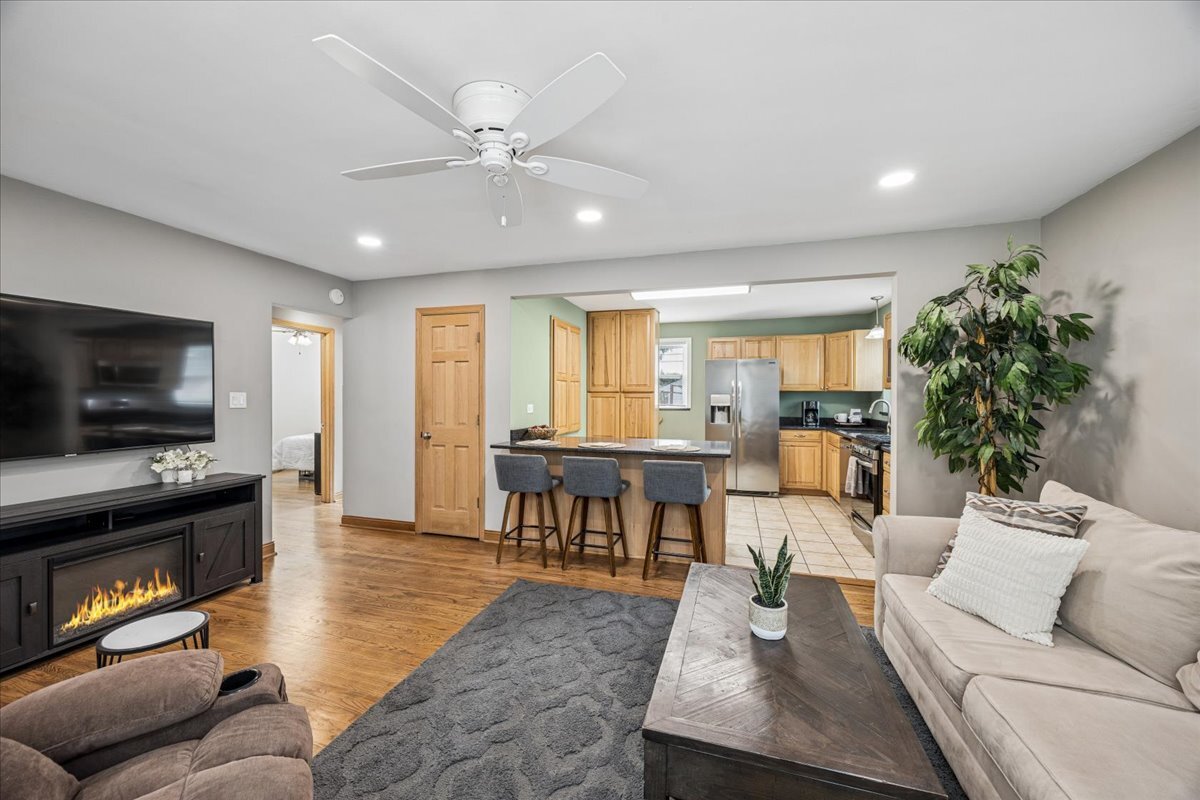 1527 North Wolf Road Berkeley, IL 60163 - Photo 6 of 23 Gallery Image 6