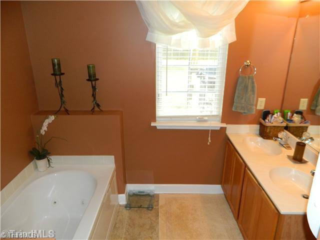 161 Sunset Ridge Lane Lexington, NC 27295 - Photo 11 of 16 Master Bath/Spa.
