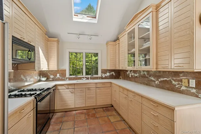 $2,495,000 | 530 Hands Creek Road, East Hampton, NY 11937