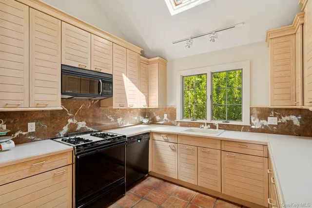 $2,495,000 | 530 Hands Creek Road, East Hampton, NY 11937