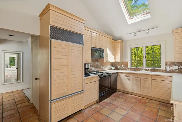 $2,495,000 | 530 Hands Creek Road, East Hampton, NY 11937